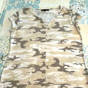 SANCTUARY CAMO PRINT TOP-Cap sleeve Size Medium